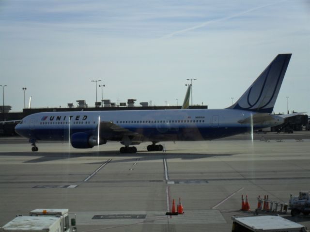 BOEING 767-300 (N660UA)