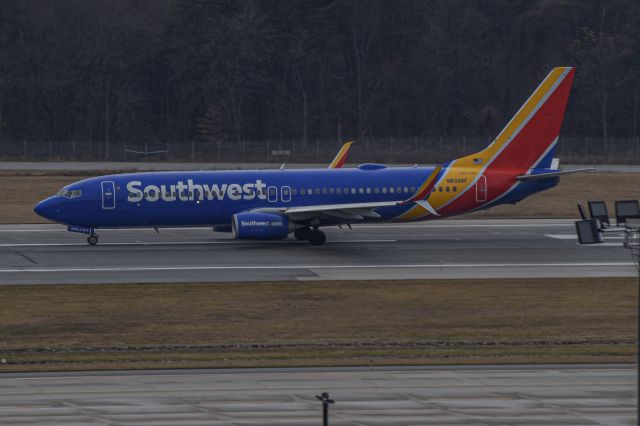 Boeing 737-800 (N8632F)