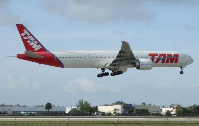 BOEING 777-300 (PT-MUC)