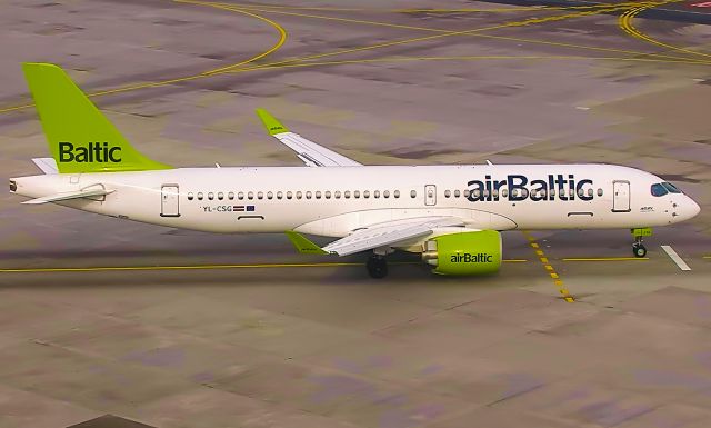 Airbus A220-300 (YL-CSG)