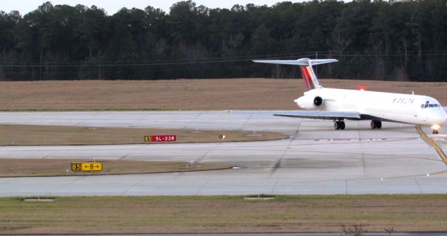 McDonnell Douglas MD-88 (N918DE) - A Delta McDonnell Douglas MD-88 landing at Raleigh-Durham Intl. Airport. This was taken from the observation deck on January 17, 2016 at 5:29 PM. This is flight 1774 from ATL.