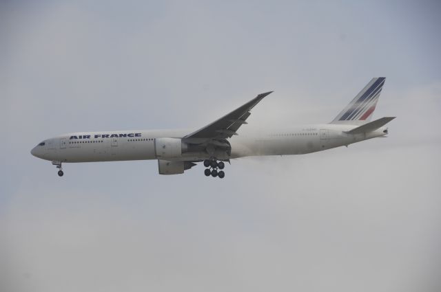 BOEING 777-300 (F-GZNC) - Final Approach to NRT Airport Runway 34L on 2011/11/23