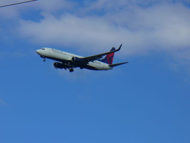 Boeing 737-800 (N3732J)