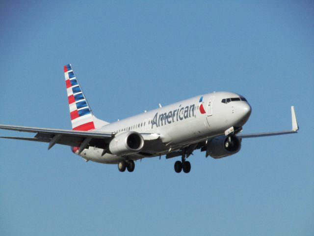 Boeing 737-800 (N983NN) - Landing RWY 20R