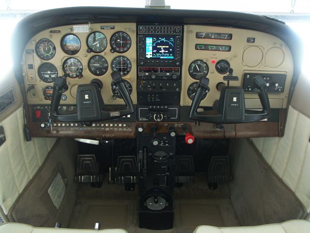 Cessna Skylane (N4741N) - Panel