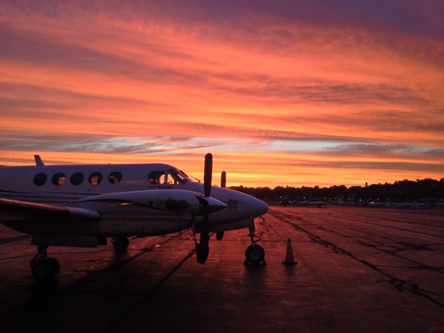 Beechcraft Super King Air 200 — - One of HVNs best sunsets over the east ramp