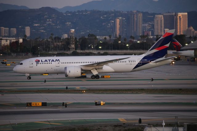 Boeing 787-8 (CC-BBA)