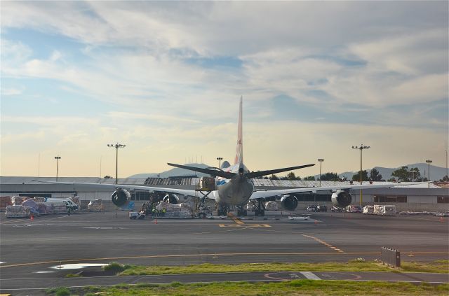 Boeing 747-200 — - Cargo ramp at México City Intl.  Cargolux