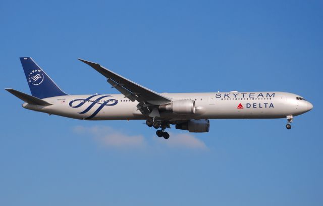 BOEING 767-400 (N844MH) - Taken from the threshold of 29L