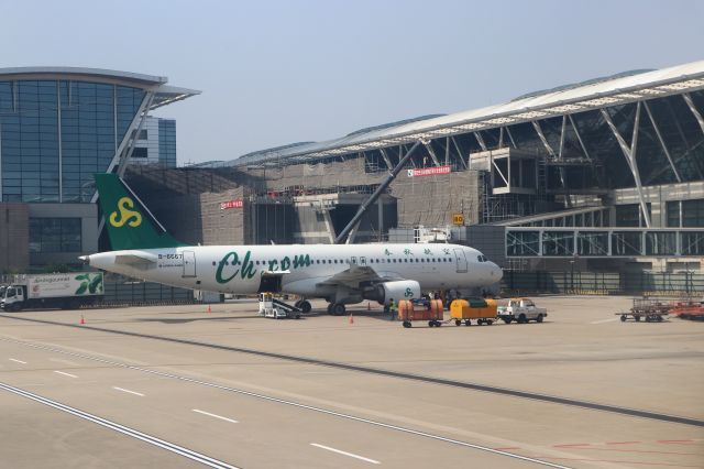 Airbus A320 (B-6667) - 6/25/18 Pudong T2, south side, Apron 7