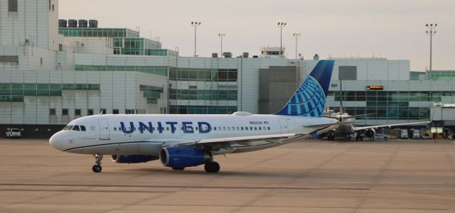 Airbus A319 (N822UA) - 12/7/21 taxiing away from gate