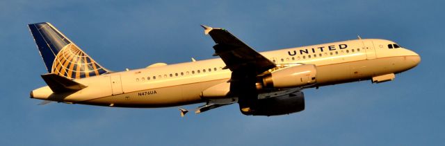 Airbus A320 (N476UA)