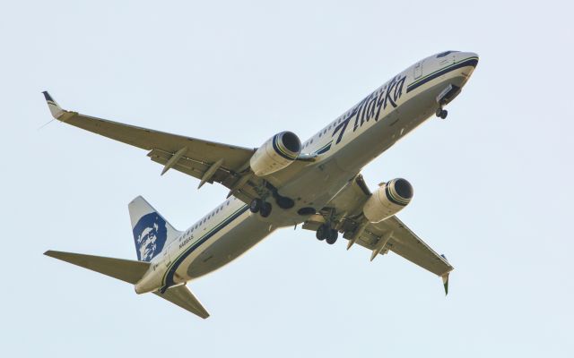 Boeing 737-900 (N486AS) - Alaska 737-9 overhead on the South Shore at Boston.