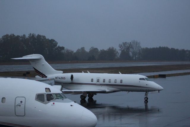Bombardier Challenger 300 (N742QS)