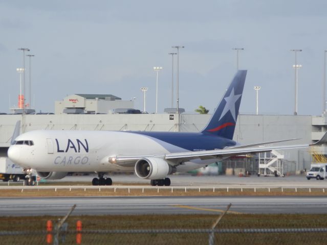 BOEING 767-300 (N524LA)