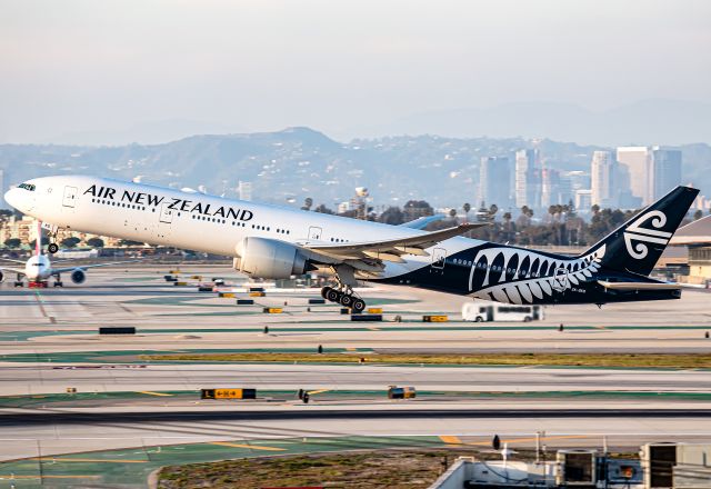 BOEING 777-300ER (ZK-OKO)