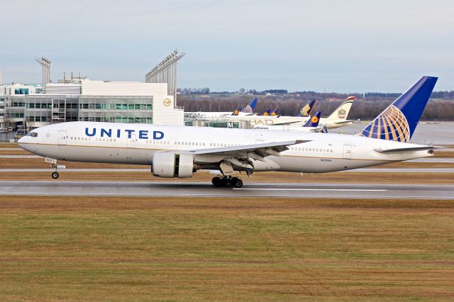 Boeing 777-200 (N221UA)
