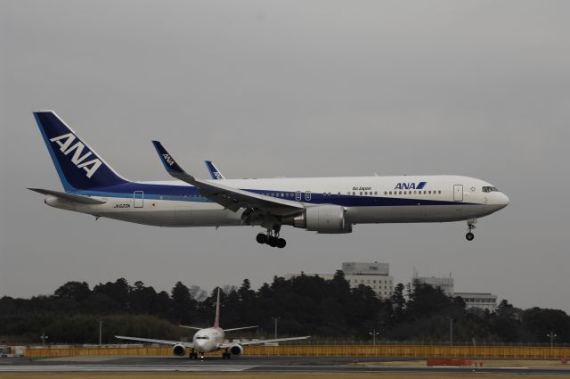 BOEING 767-300 (JA620A) - Final Approach to NRT Airport R/W16R on 2012/01/01