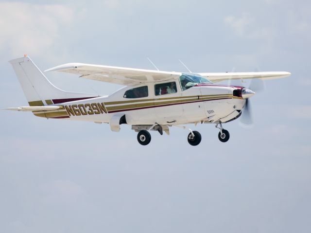 Cessna Centurion (N6039N) - Note the gear doors.