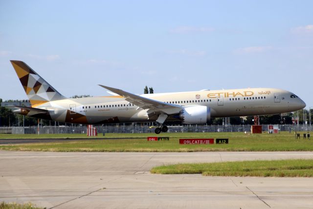 Boeing 787-9 Dreamliner (A6-BLZ) - On short finals for rwy 09L on 3-Jul-19 operating flight EY25 from OMAA on its first visit to EGLL.