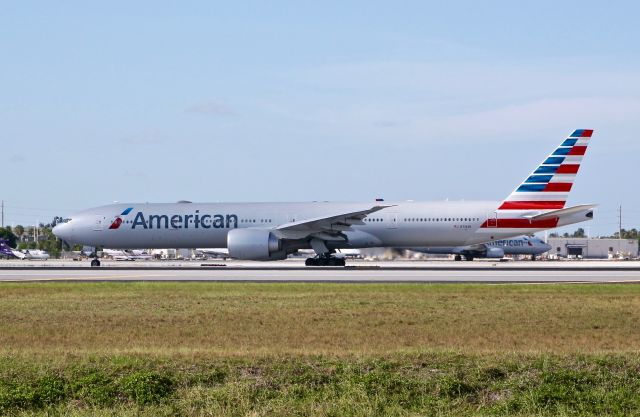 BOEING 777-300 (N718AN)