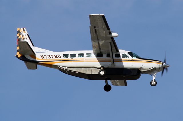 Cessna Caravan (N732MD) - Short final for runway 10