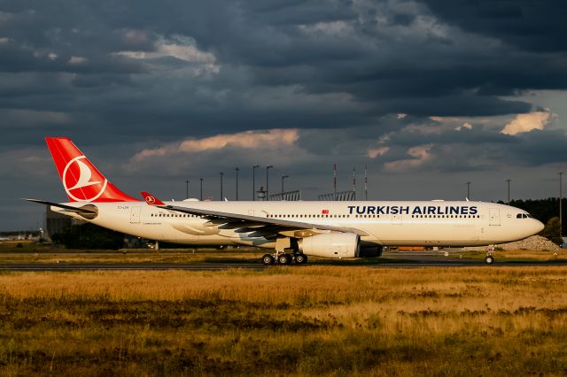 Airbus A330-300 (TC-LOA)