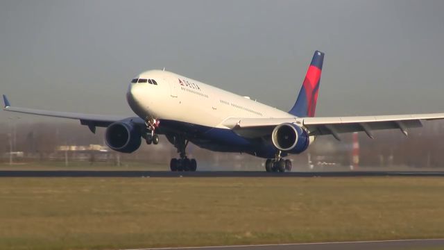 Airbus A330-300 (N818NW) - touch down on R36C