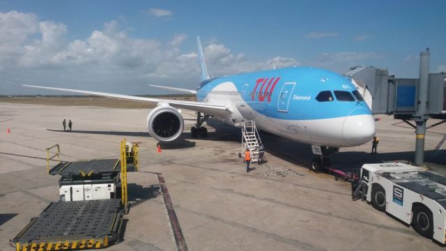 Boeing 787-8 (OO-JDL) - THE BEAUTIFUL B788 OF TUIFLY ARRIVED FROM BRUSSELS TO SANTO DOMINGO, THIS BABY IS BEAUTIFUL.....