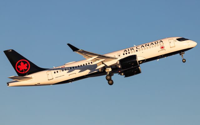 Airbus A220-300 (C-GJYI)