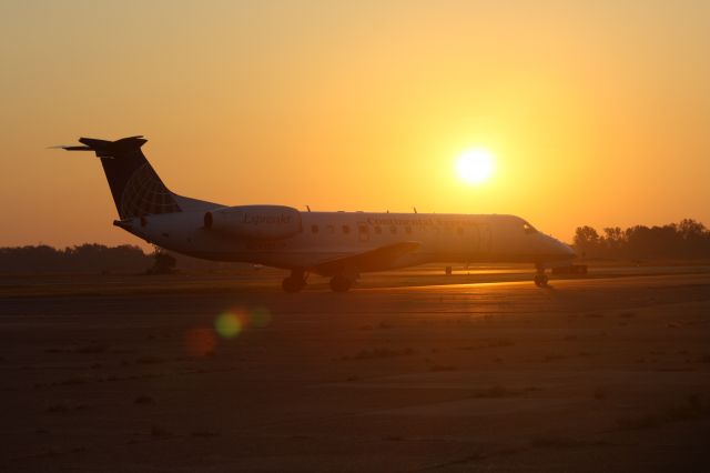 Embraer ERJ-135 (N29515) - A United Express E135 in "Continental Express" livery still pulls up to br /RWY 4 at KMLU.