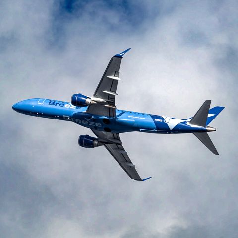 Embraer ERJ-190 (N115BZ) - Breezin' out of KSFO in style for a flight to Provo.