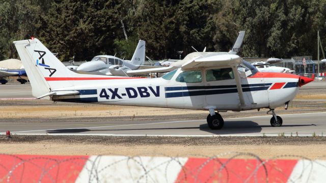 Cessna Skyhawk (4X-DBV) - 27/05/2025:br /Turn onto runway 28 for a take-off.