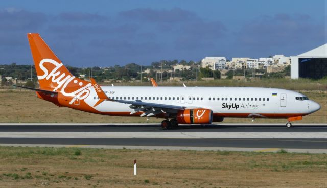 Boeing 737-700 (UR-SQF) - On landing RWY31