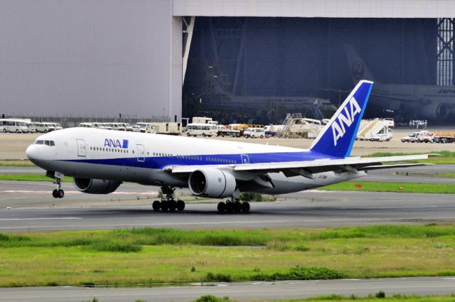 Boeing 777-200 (JA705A) - Starting Reverse even before landing front wheels...