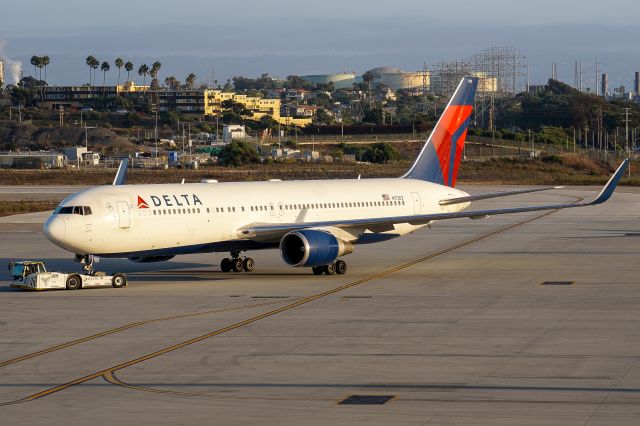 BOEING 767-300 (N172DZ)