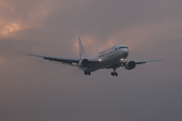 BOEING 767-300 (JA8980) - 09 June 2016:HND-HKD.