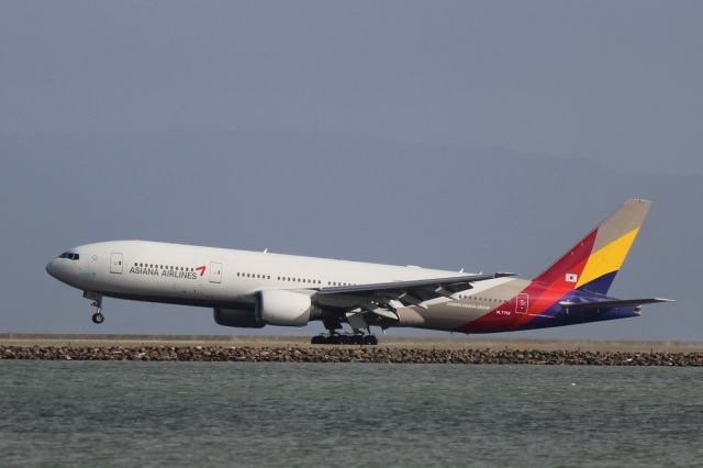 BOEING 777-200LR (HL7755)