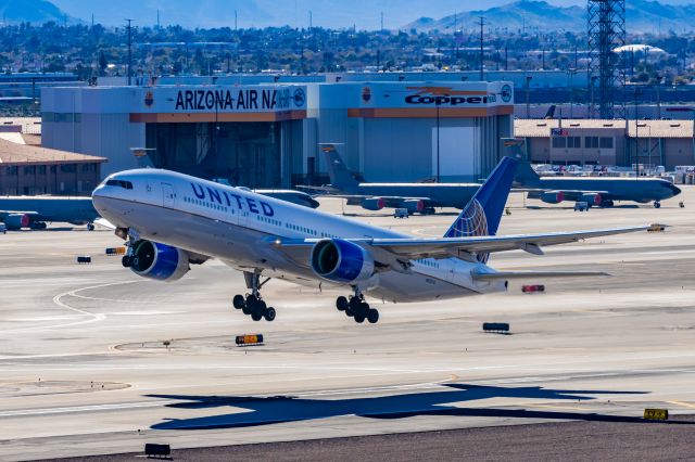 Boeing 777-200 (N222UA) - A United Airlines 777-200 taking off from PHX on 2/9/23 during the Super Bowl rush. Taken with a Canon R7 and Tamron 70-200 G2 lens.