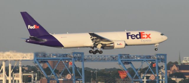 BOEING 767-300 (N112FE)