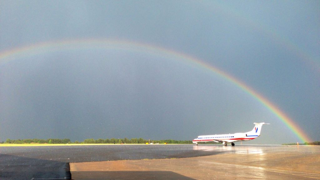 — — - Envoy flight taxiing out in heavy isolated thunderstorm.