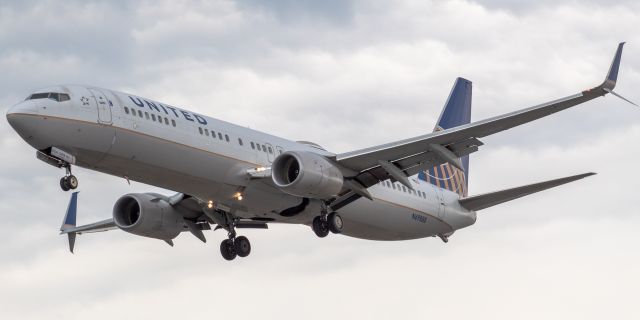 Boeing 737-900 (N69888) - United Airlines Boeing 737-924ER arriving from Punta Cana, Dominican Republic landing on runway 29 at Newark on 8/4/21.