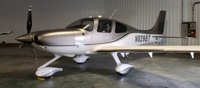 Cirrus SR-22 (N829BT)