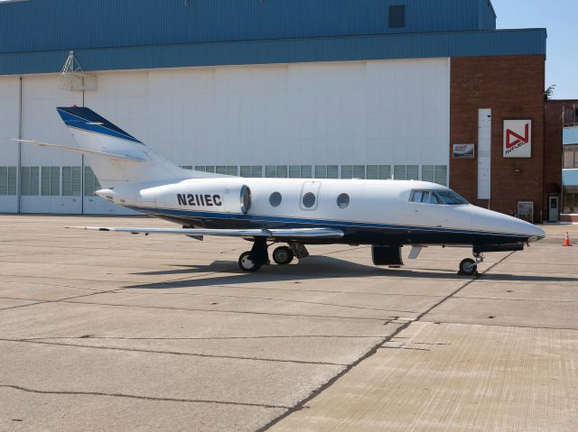 Dassault Falcon 10 (N211EC)