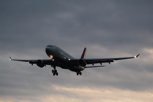 Airbus A330-200 (N855NW) - A Delta Airlines A330-200 on final approach into LHR, landing on runway 27L. br /br /Location: Myrtle Ave.br /Date: 04.10.22 (dd/mm/yy).