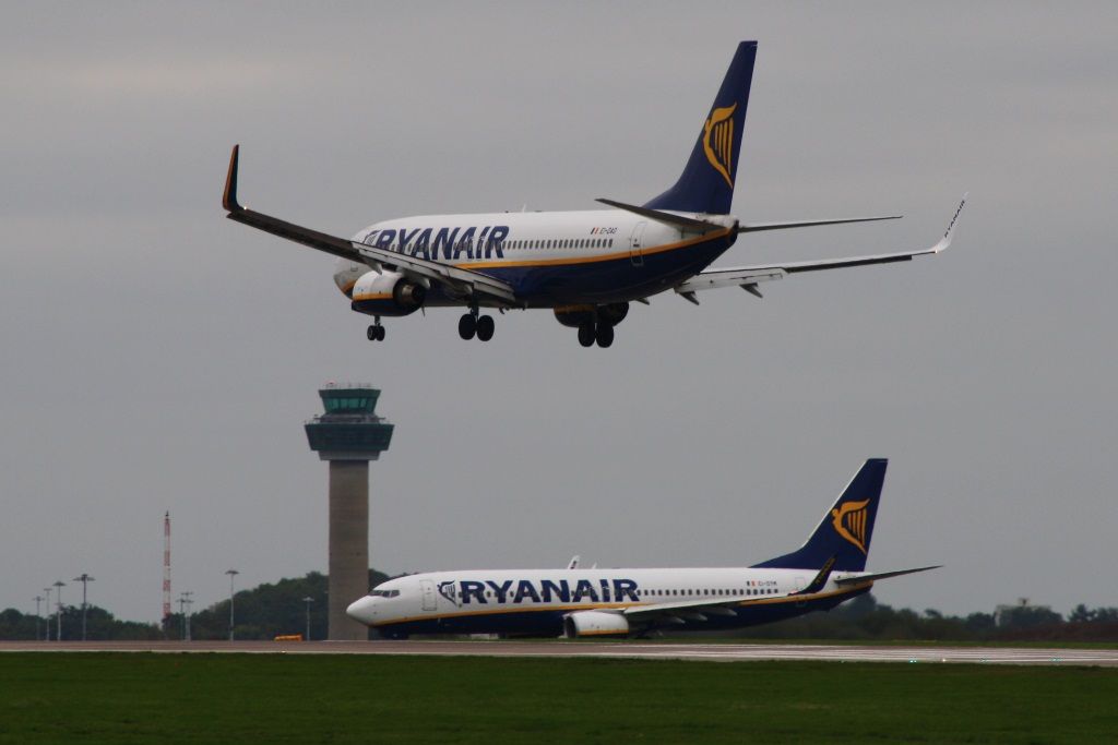 Boeing 737-700 (EI-DAO) - Meeting collegues...