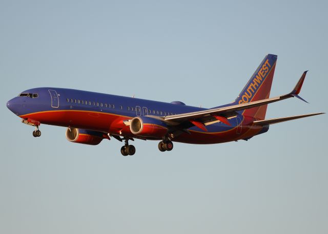 Boeing 737-800 (N8627B)