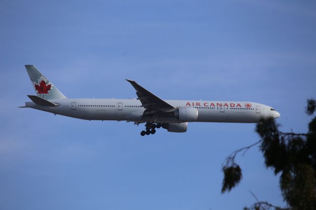 BOEING 777-300ER (C-FIVS)