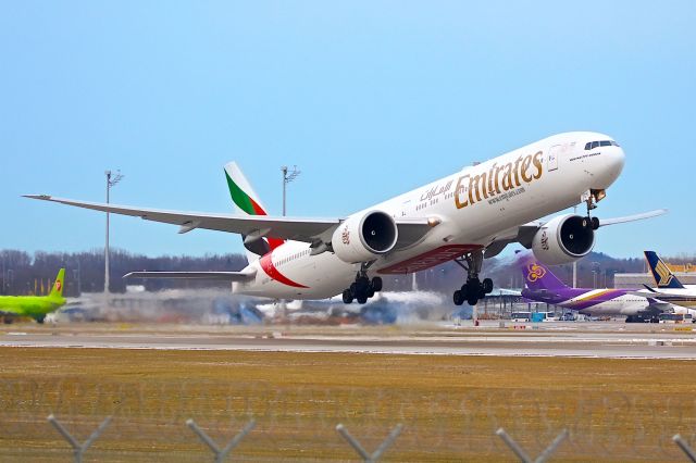 BOEING 777-300ER (A6-ECV)