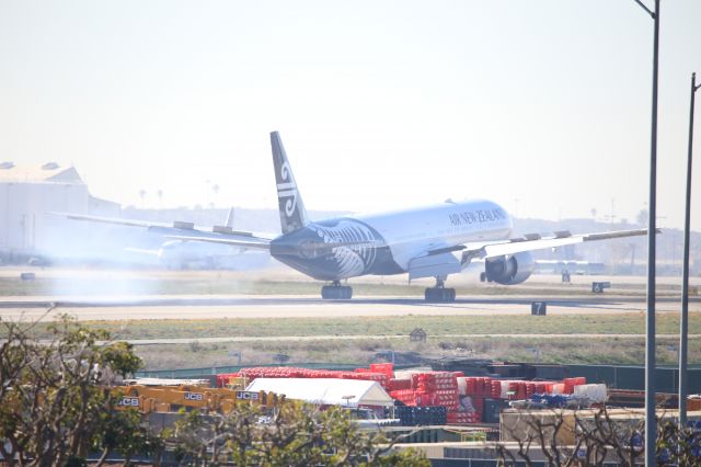 BOEING 777-300ER (ZK-OKS)